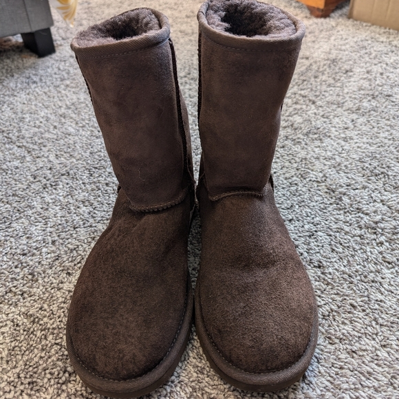 UGG Classic II Short in Burnt Cedar (Women's 6/Kids 4) - Picture 4 of 5